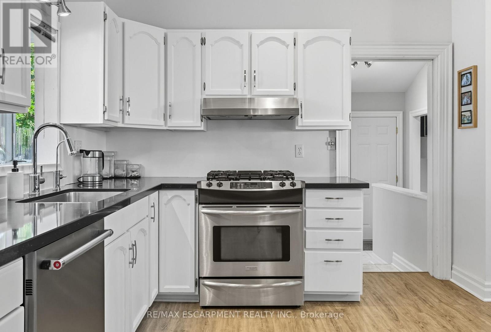 33 Broadway Avenue, Hamilton (Ainslie Wood), Ontario  L8S 2V6 - Photo 17 - X12392657