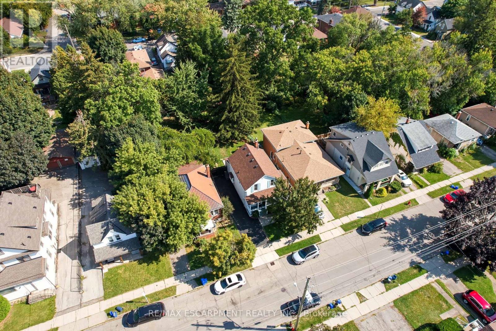 33 Broadway Avenue, Hamilton (Ainslie Wood), Ontario  L8S 2V6 - Photo 3 - X12392657