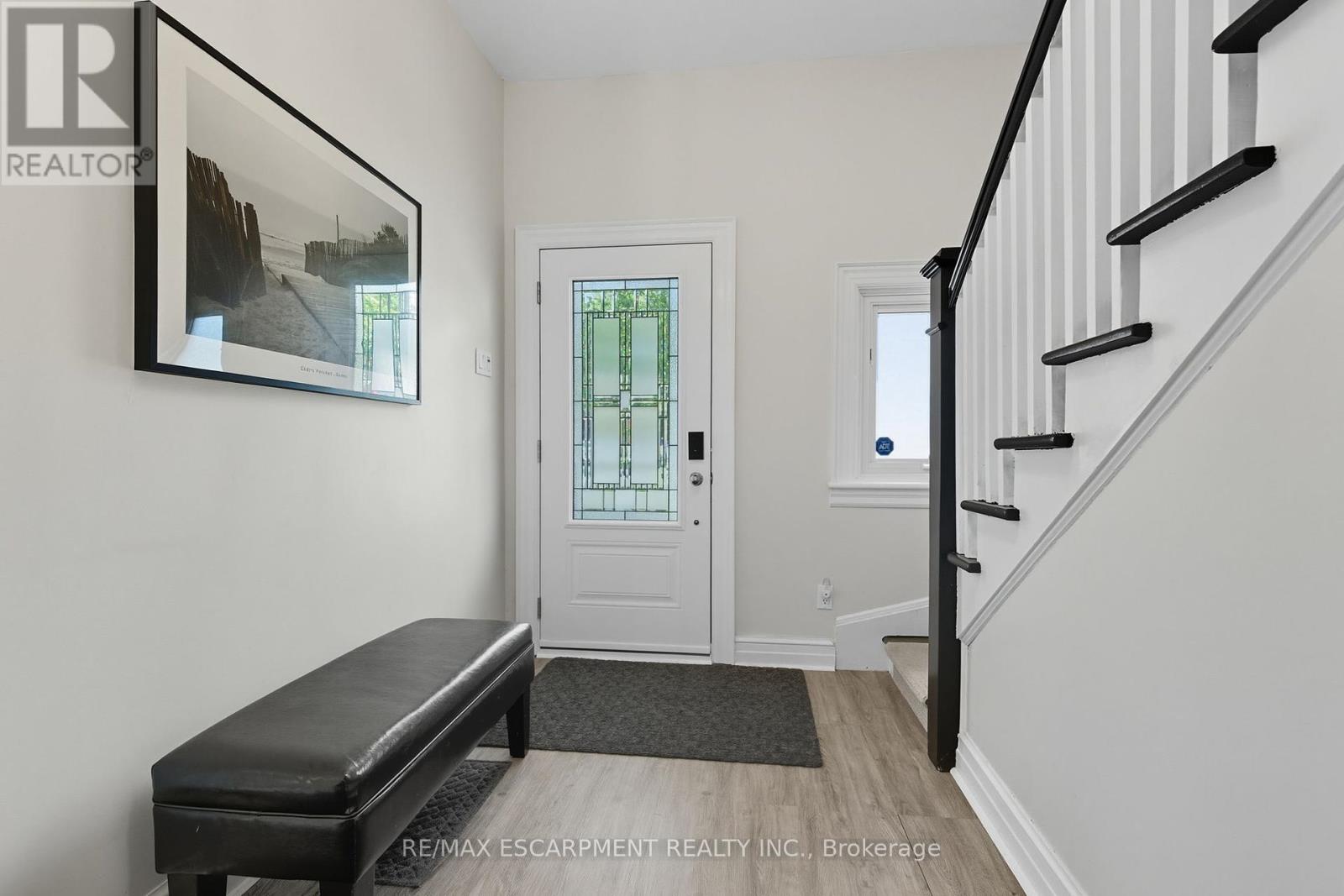 33 Broadway Avenue, Hamilton (Ainslie Wood), Ontario  L8S 2V6 - Photo 6 - X12392657