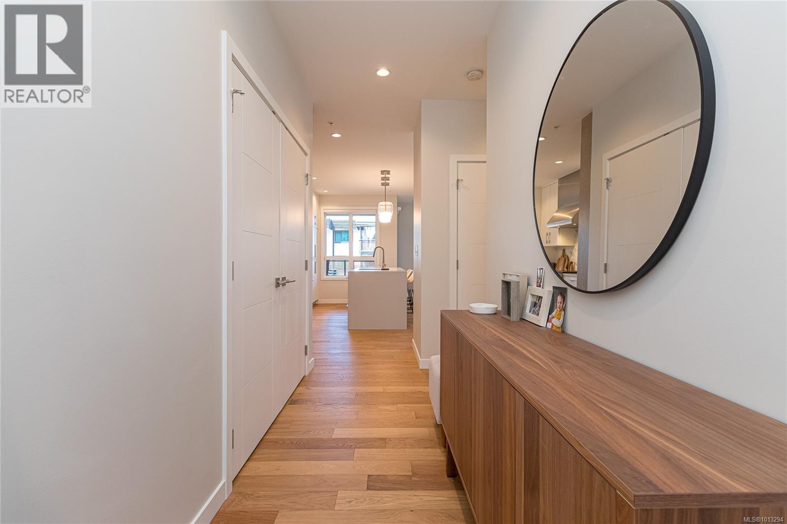 208 1018 Pentrelew Pl, Victoria, British Columbia  V8V 4J4 - Photo 6 - 1013294