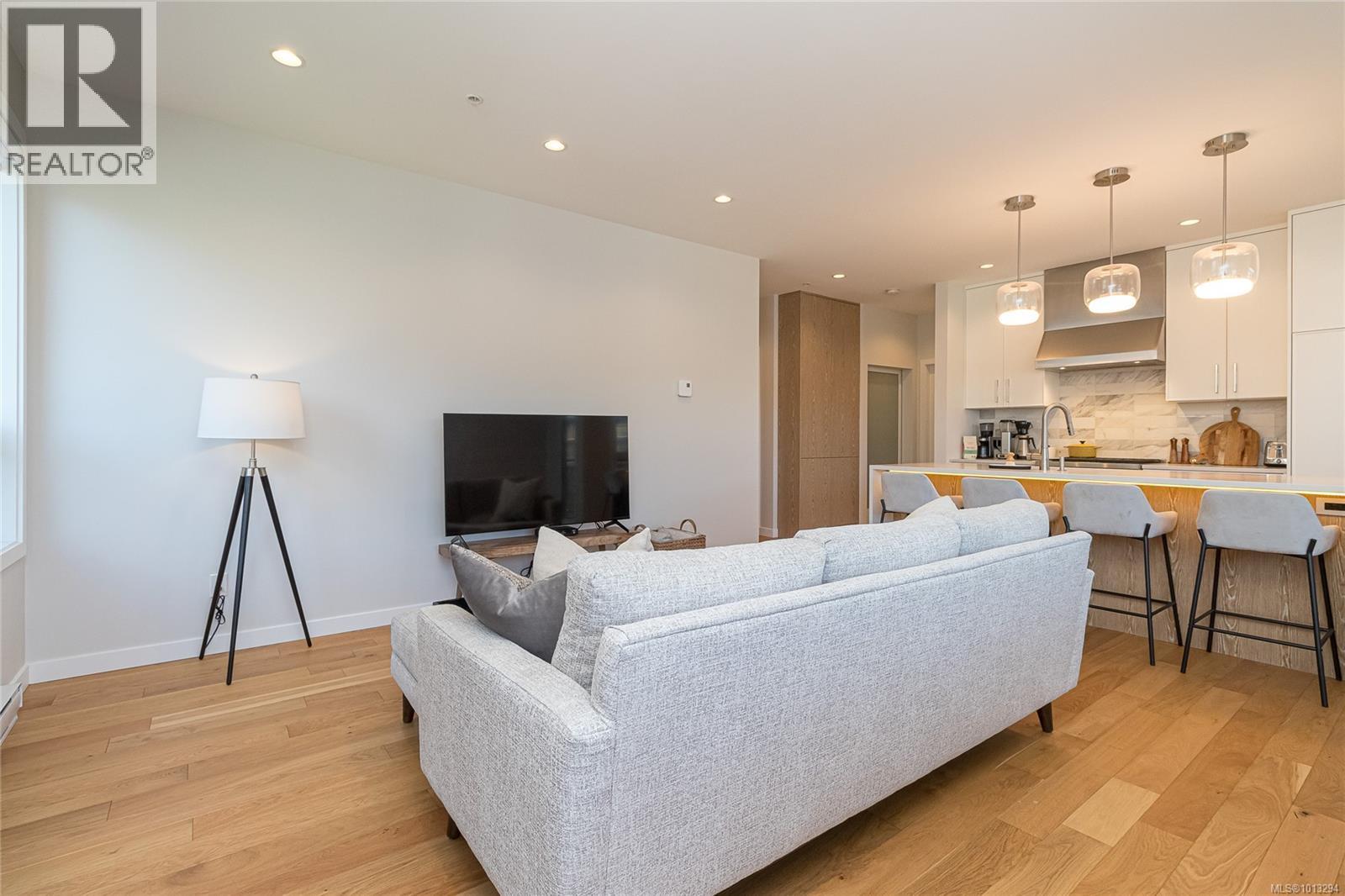 208 1018 Pentrelew Pl, Victoria, British Columbia  V8V 4J4 - Photo 10 - 1013294