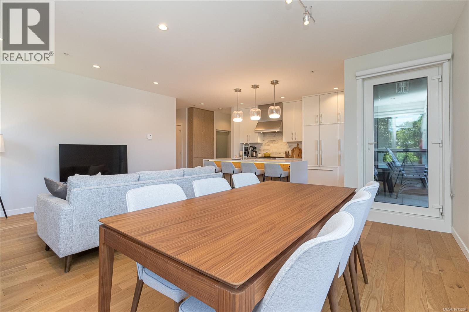 208 1018 Pentrelew Pl, Victoria, British Columbia  V8V 4J4 - Photo 14 - 1013294