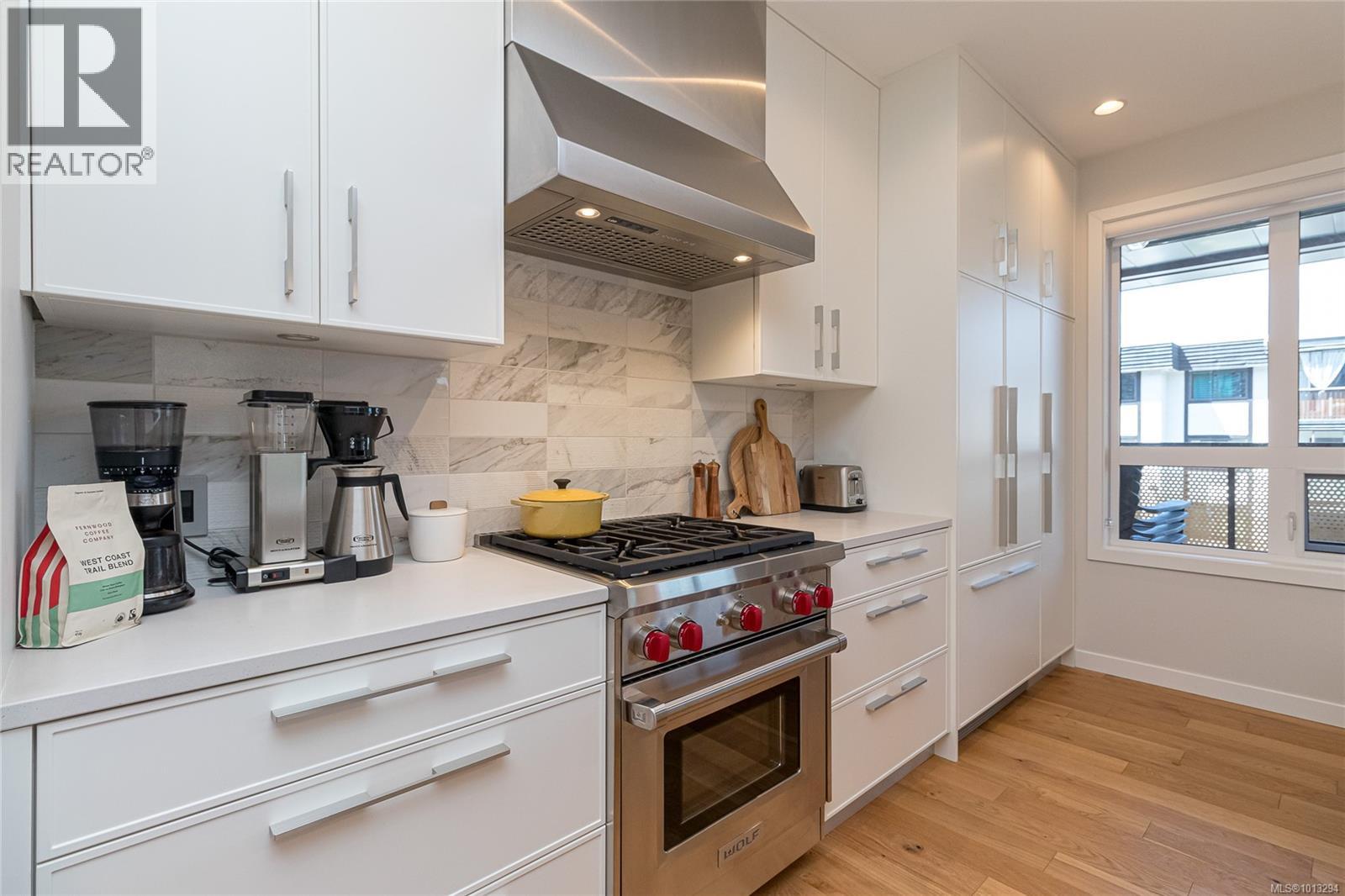 208 1018 Pentrelew Pl, Victoria, British Columbia  V8V 4J4 - Photo 16 - 1013294