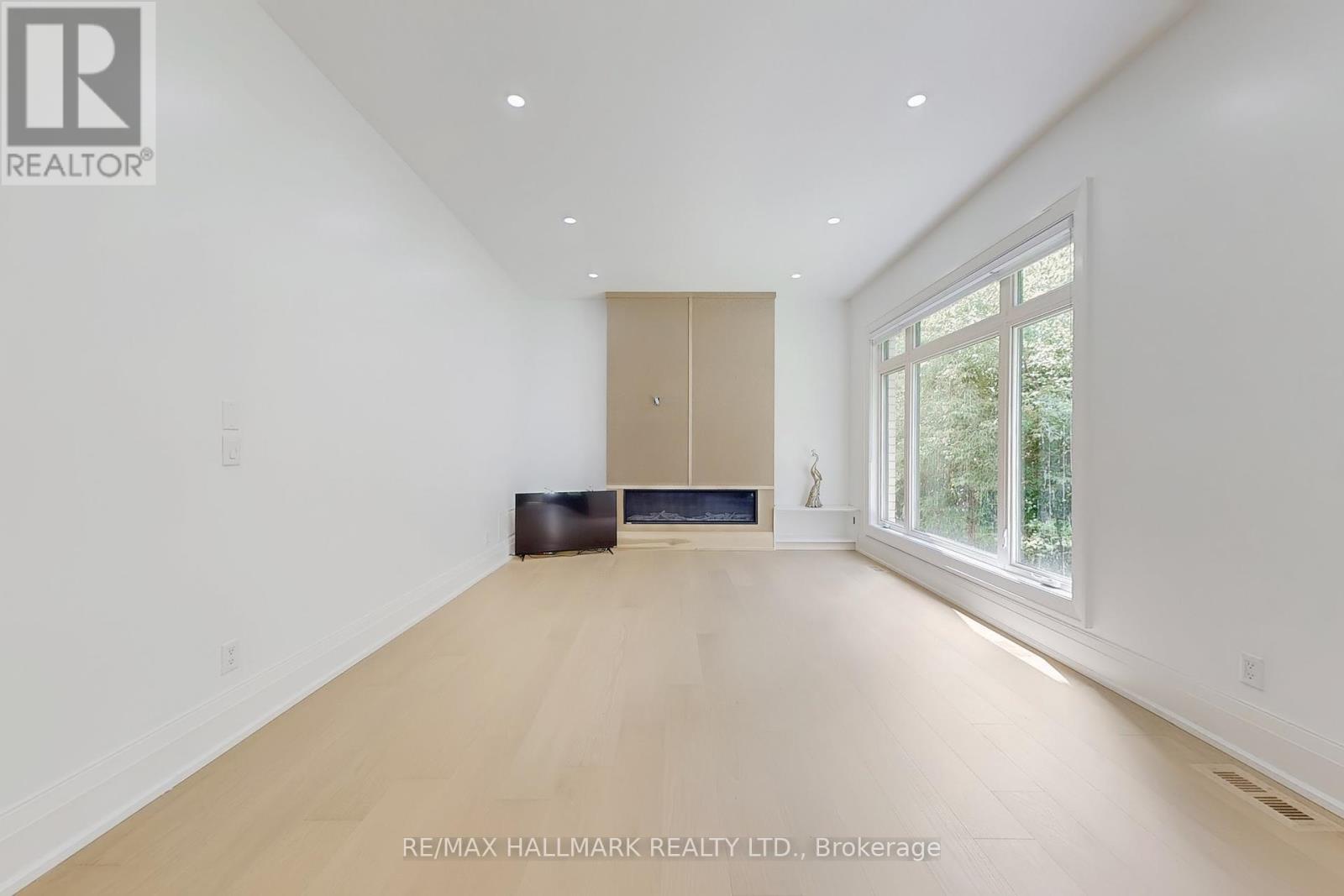 12 Sunbay Court, Richmond Hill, Ontario  L4E 3E3 - Photo 4 - N12392791