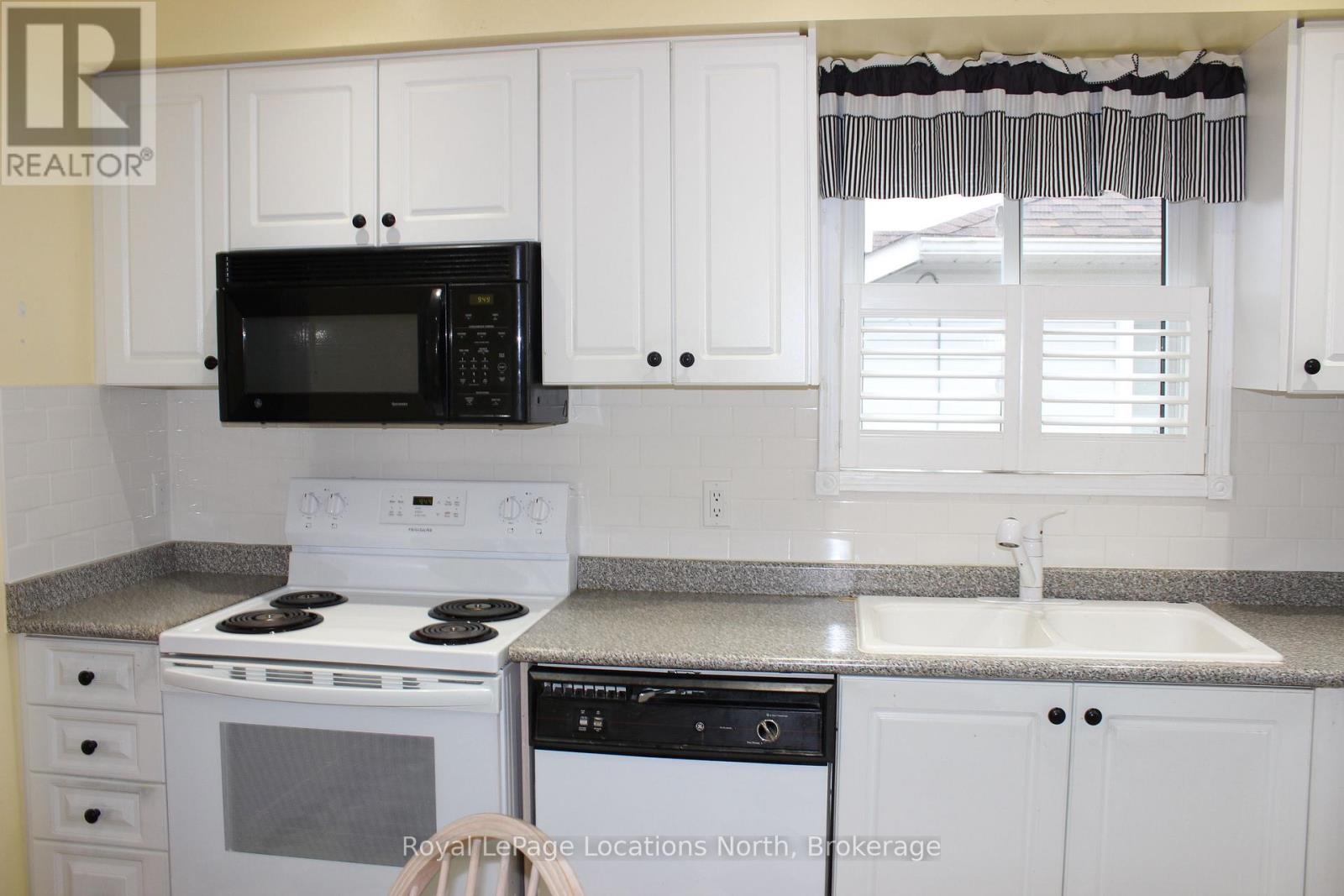 21 Langevin Drive, Wasaga Beach, Ontario  L9Z 1C6 - Photo 16 - S12392747