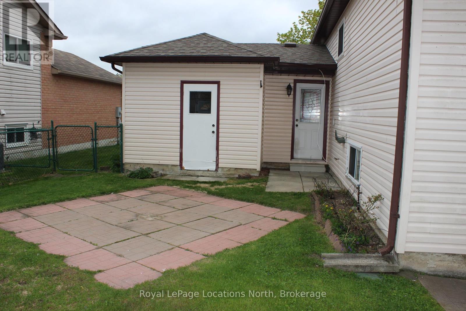 21 Langevin Drive, Wasaga Beach, Ontario  L9Z 1C6 - Photo 3 - S12392747