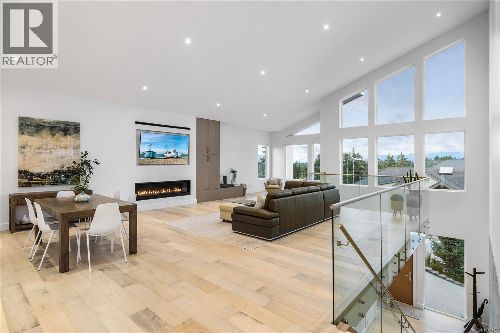 Property at 156 Golden Oaks Cres image 5