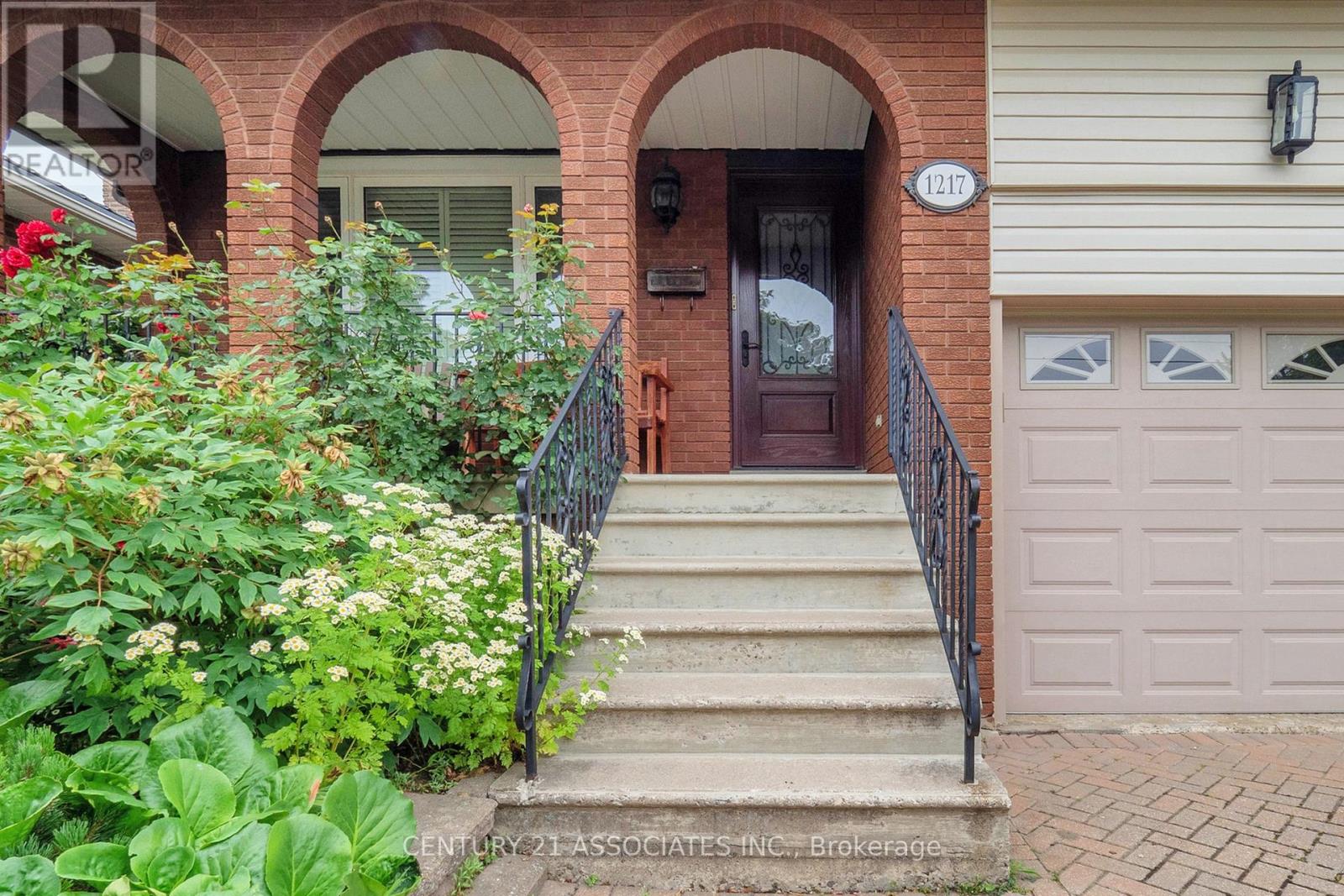 1217 Alexandra Avenue, Mississauga, Ontario  L5E 2A4 - Photo 6 - W12265874