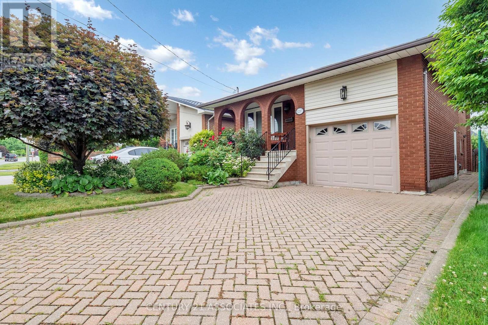 1217 Alexandra Avenue, Mississauga, Ontario  L5E 2A4 - Photo 9 - W12265874