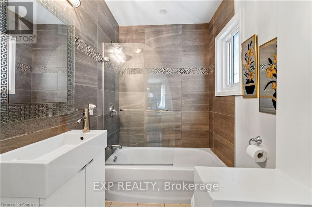 70 Jarrow Road, St. Catharines, Ontario  L2M 1B6 - Photo 4 - X12392867