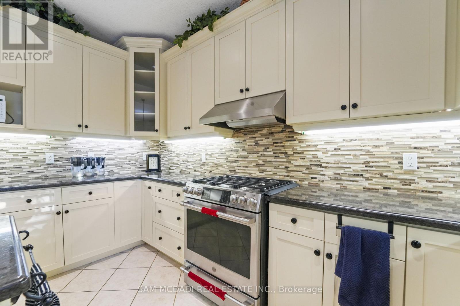 32 Pennsylvania Crescent, Kitchener, Ontario  N2P 2S5 - Photo 6 - X12392890