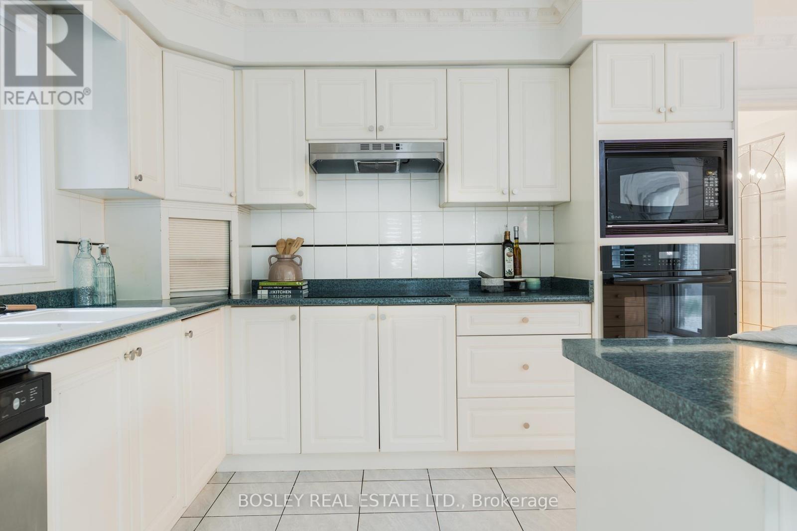82 Woodstone Avenue, Richmond Hill (Devonsleigh), Ontario  L4S 1G8 - Photo 10 - N12392906