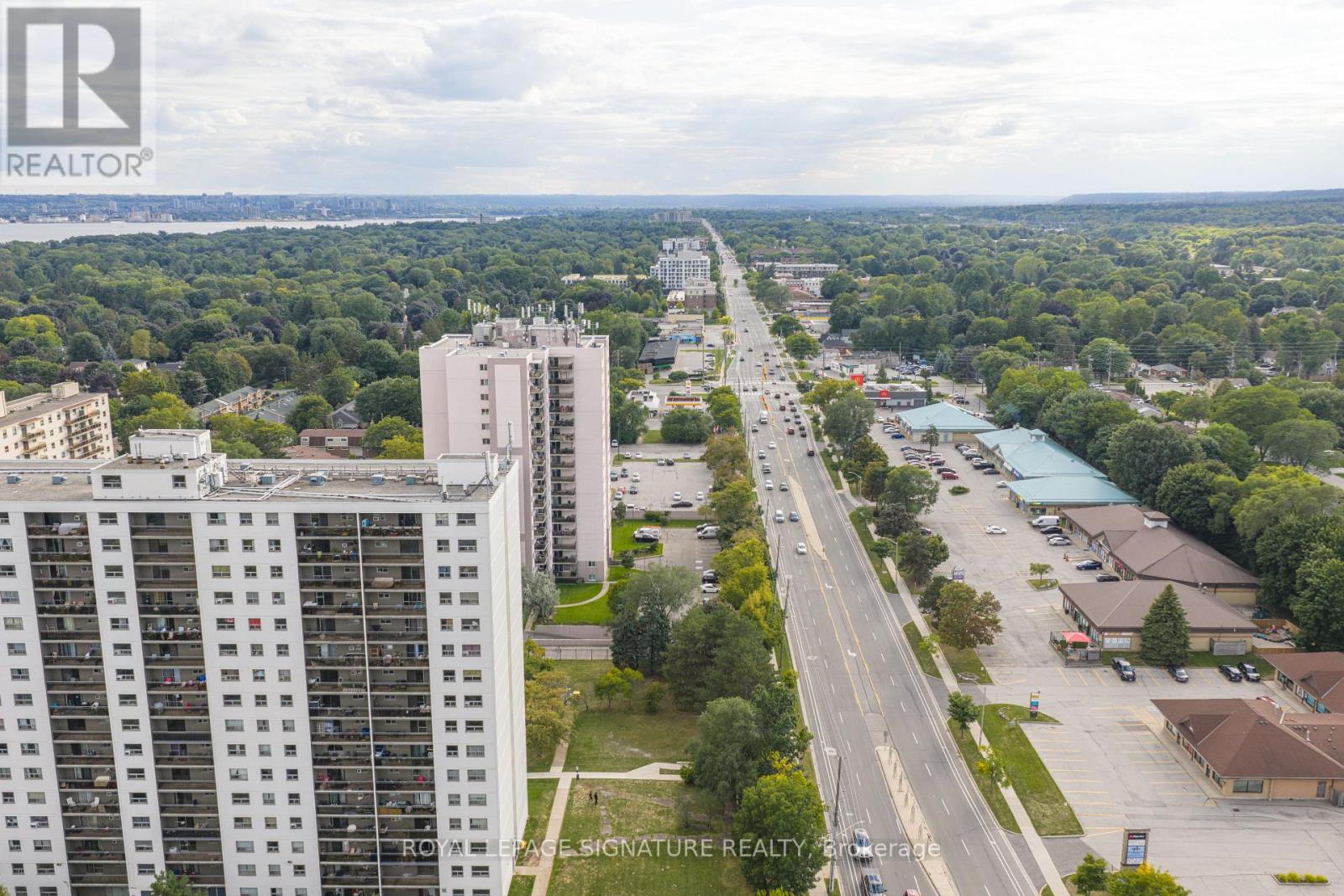 1608 - 975 Warwick Court, Burlington (Lasalle), Ontario  L7T 3Z7 - Photo 2 - W12392892