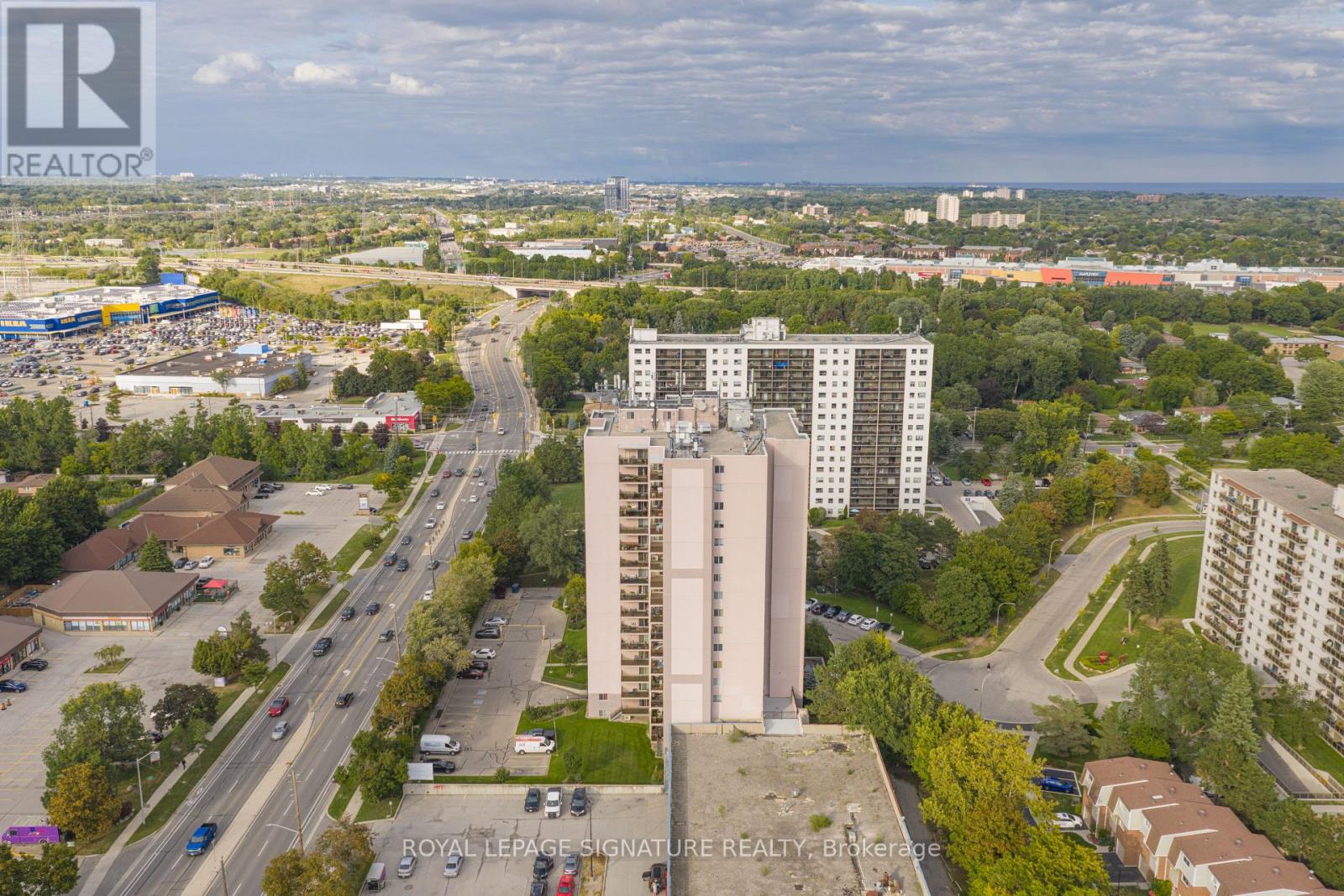 1608 - 975 Warwick Court, Burlington (Lasalle), Ontario  L7T 3Z7 - Photo 4 - W12392892