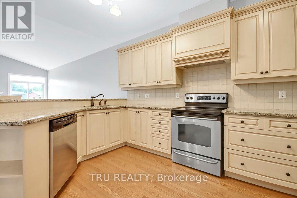 108 Villageview Private, Ottawa, Ontario  K0A 1L0 - Photo 5 - X12392973