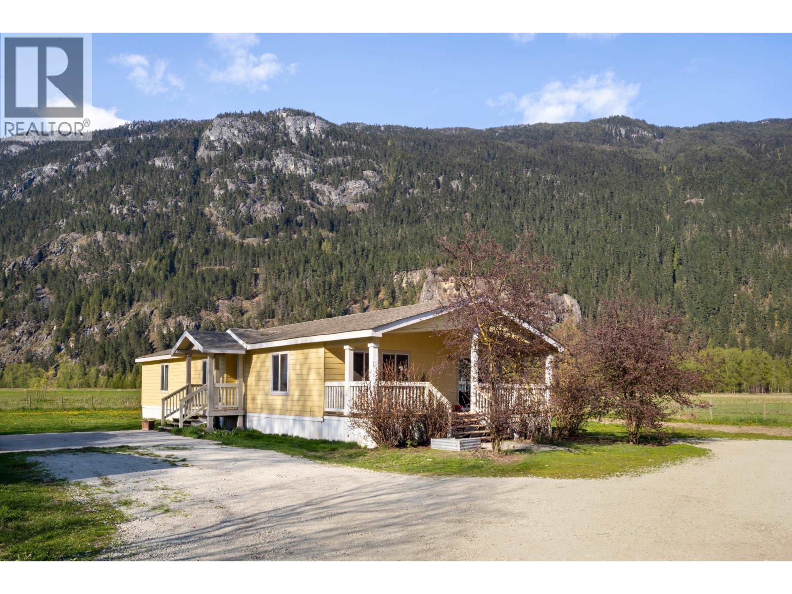 899 Erickson Road, Pemberton, British Columbia  V0N 2L2 - Photo 30 - R3045933