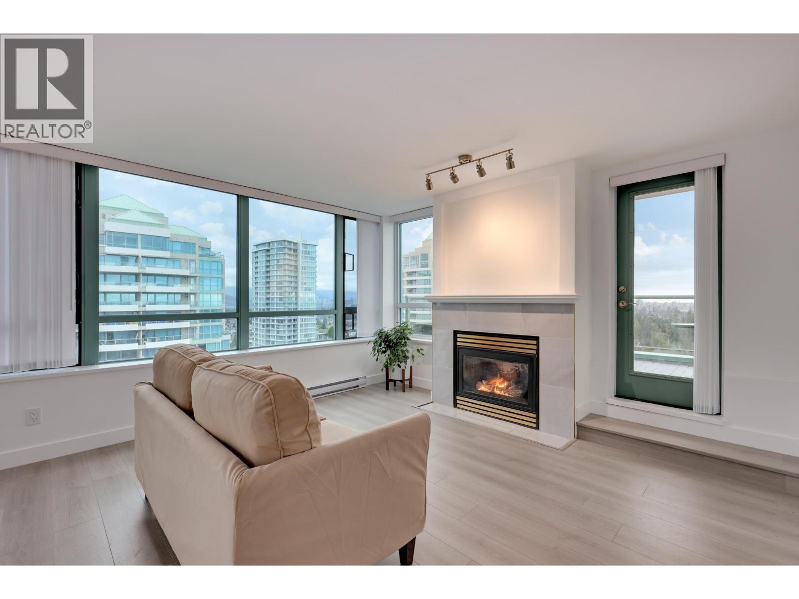 1803 6622 Southoaks Crescent, Burnaby, British Columbia  V5E 4K2 - Photo 2 - R3044790