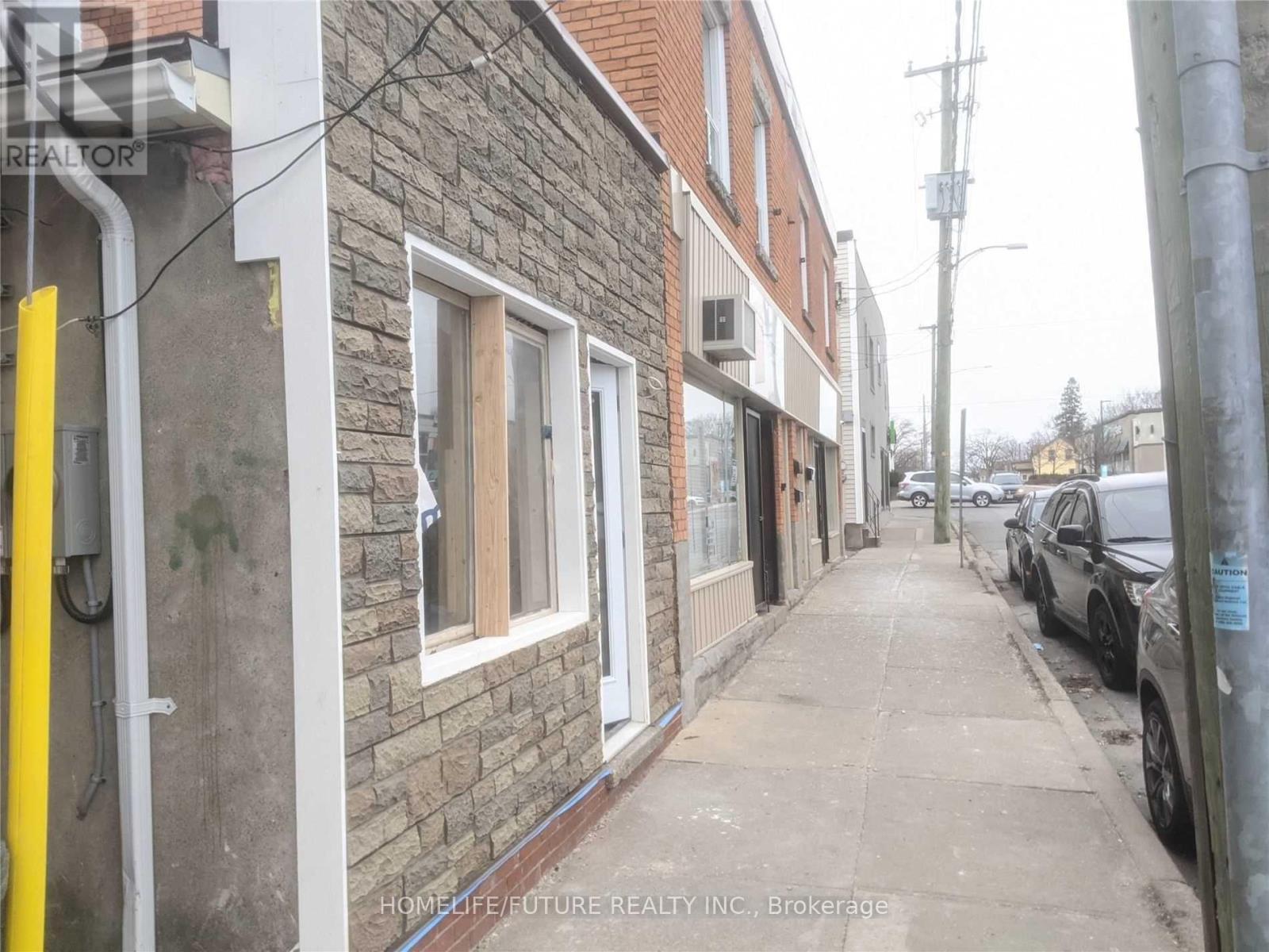 17 Albert Street W, Thorold, Ontario  L2V 2G2 - Photo 2 - X12392954