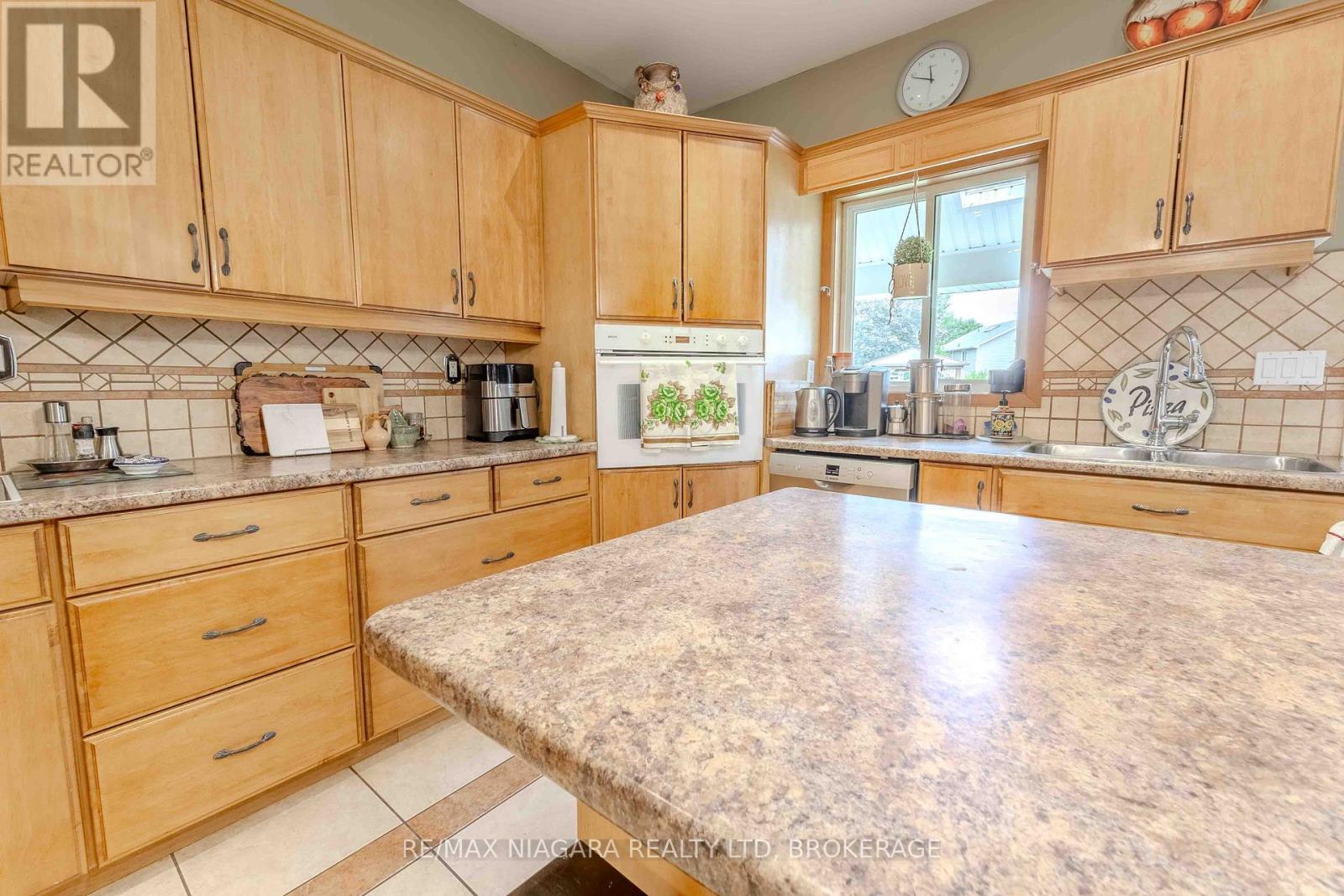 6287 Emma Street, Niagara Falls (Stamford), Ontario  L2J 4H2 - Photo 11 - X12393011