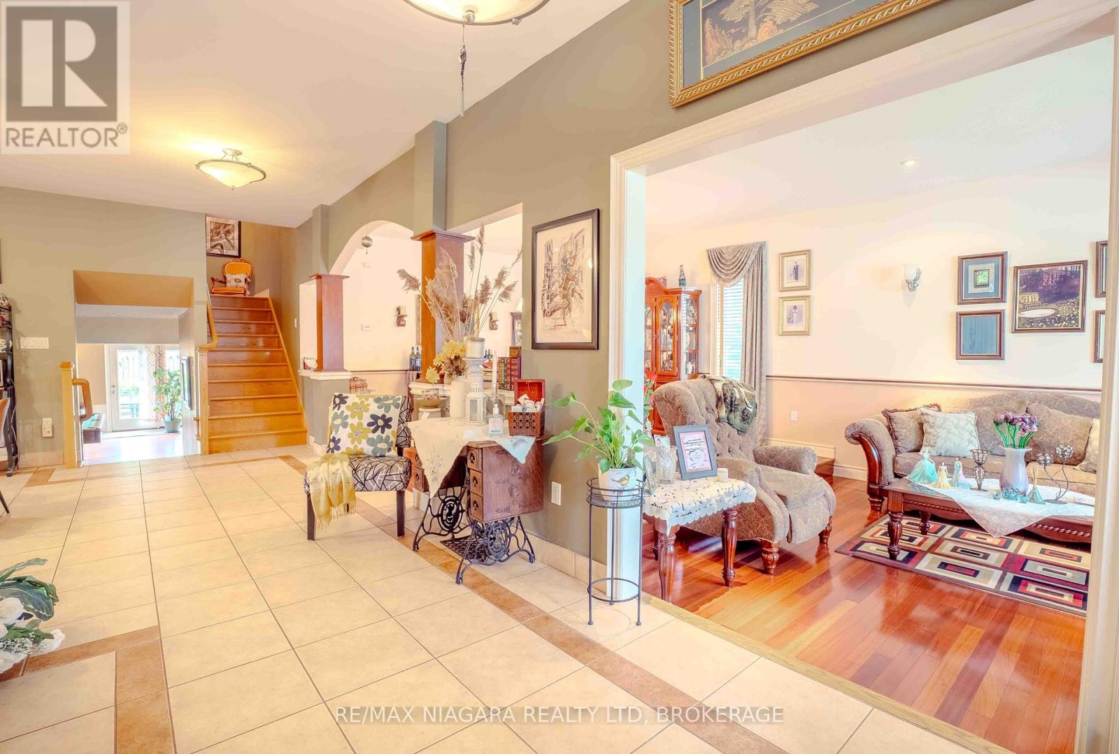 6287 Emma Street, Niagara Falls (Stamford), Ontario  L2J 4H2 - Photo 4 - X12393011