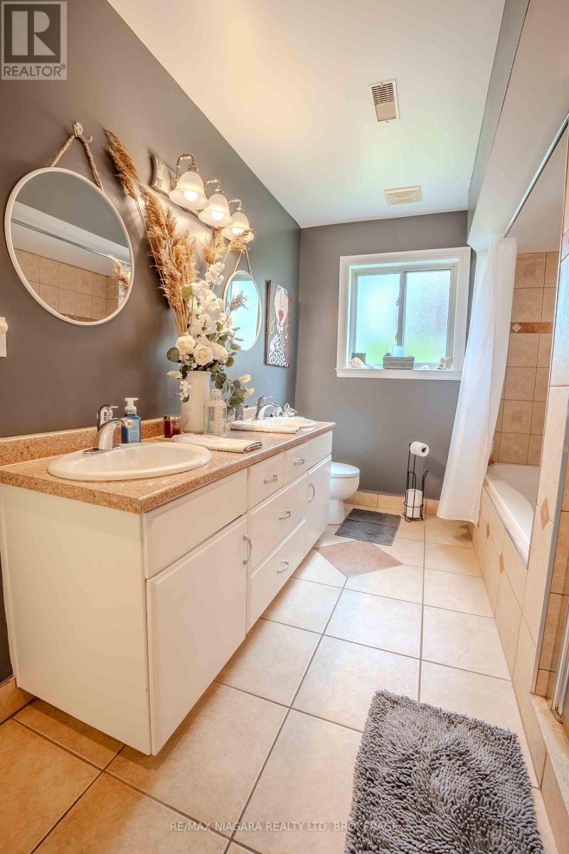 6287 Emma Street, Niagara Falls (Stamford), Ontario  L2J 4H2 - Photo 42 - X12393011