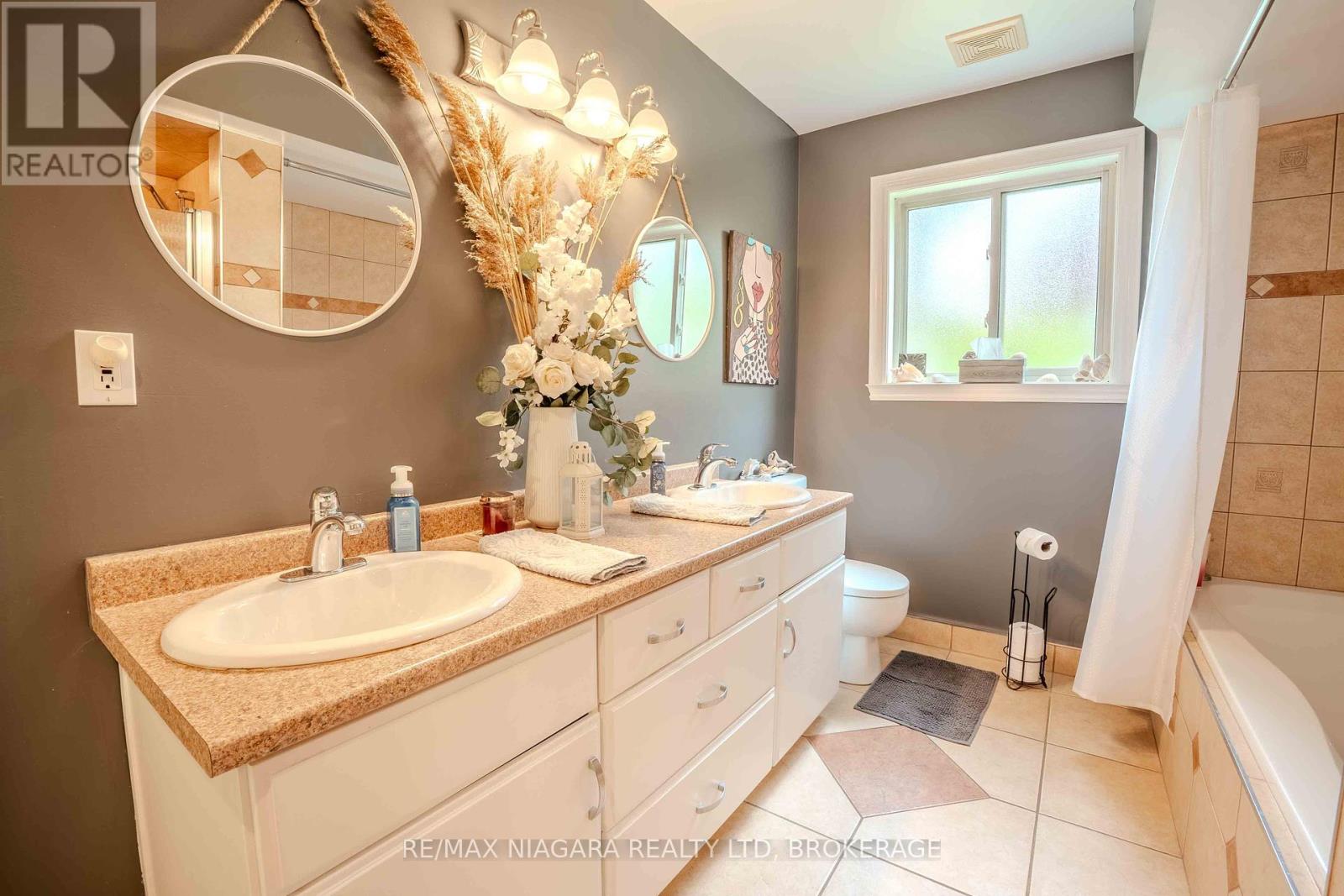 6287 Emma Street, Niagara Falls (Stamford), Ontario  L2J 4H2 - Photo 43 - X12393011