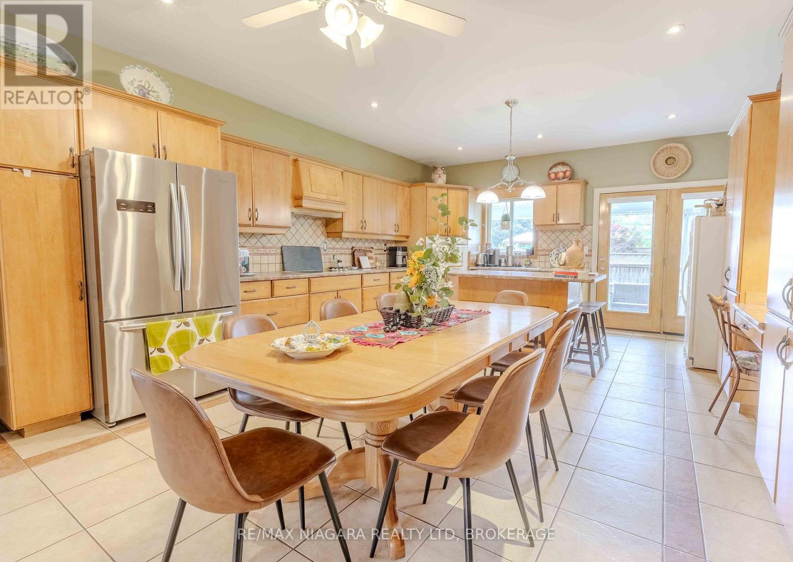 6287 Emma Street, Niagara Falls (Stamford), Ontario  L2J 4H2 - Photo 5 - X12393011