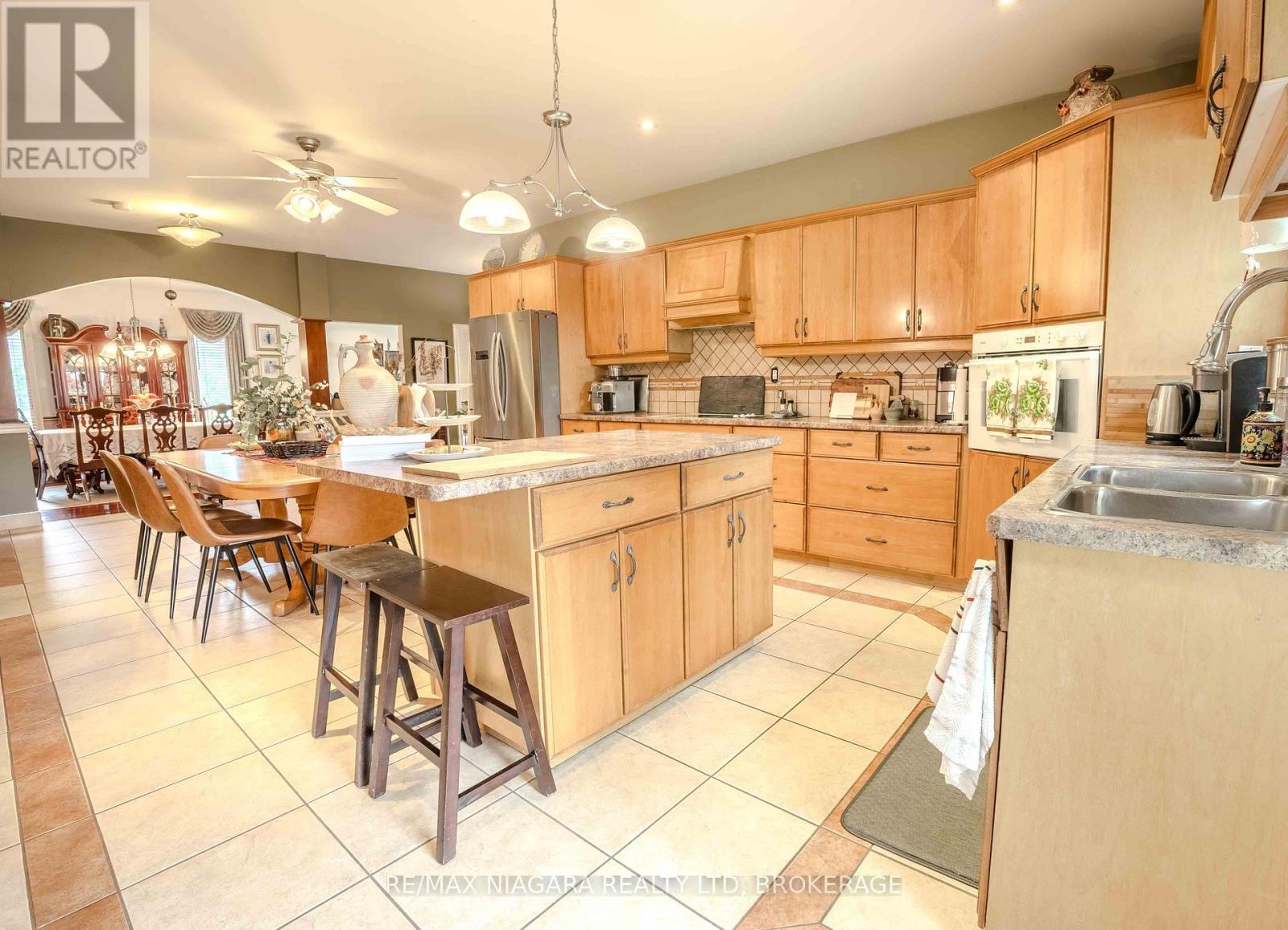 6287 Emma Street, Niagara Falls (Stamford), Ontario  L2J 4H2 - Photo 6 - X12393011