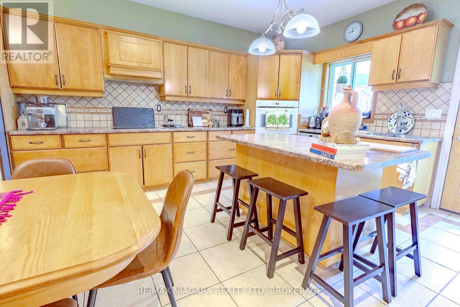 6287 Emma Street, Niagara Falls (Stamford), Ontario  L2J 4H2 - Photo 8 - X12393011