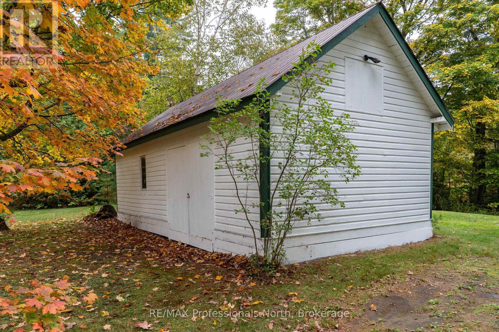 49 Beach Road, Huntsville (Stephenson), Ontario  P0B 1M0 - Photo 39 - X12375856