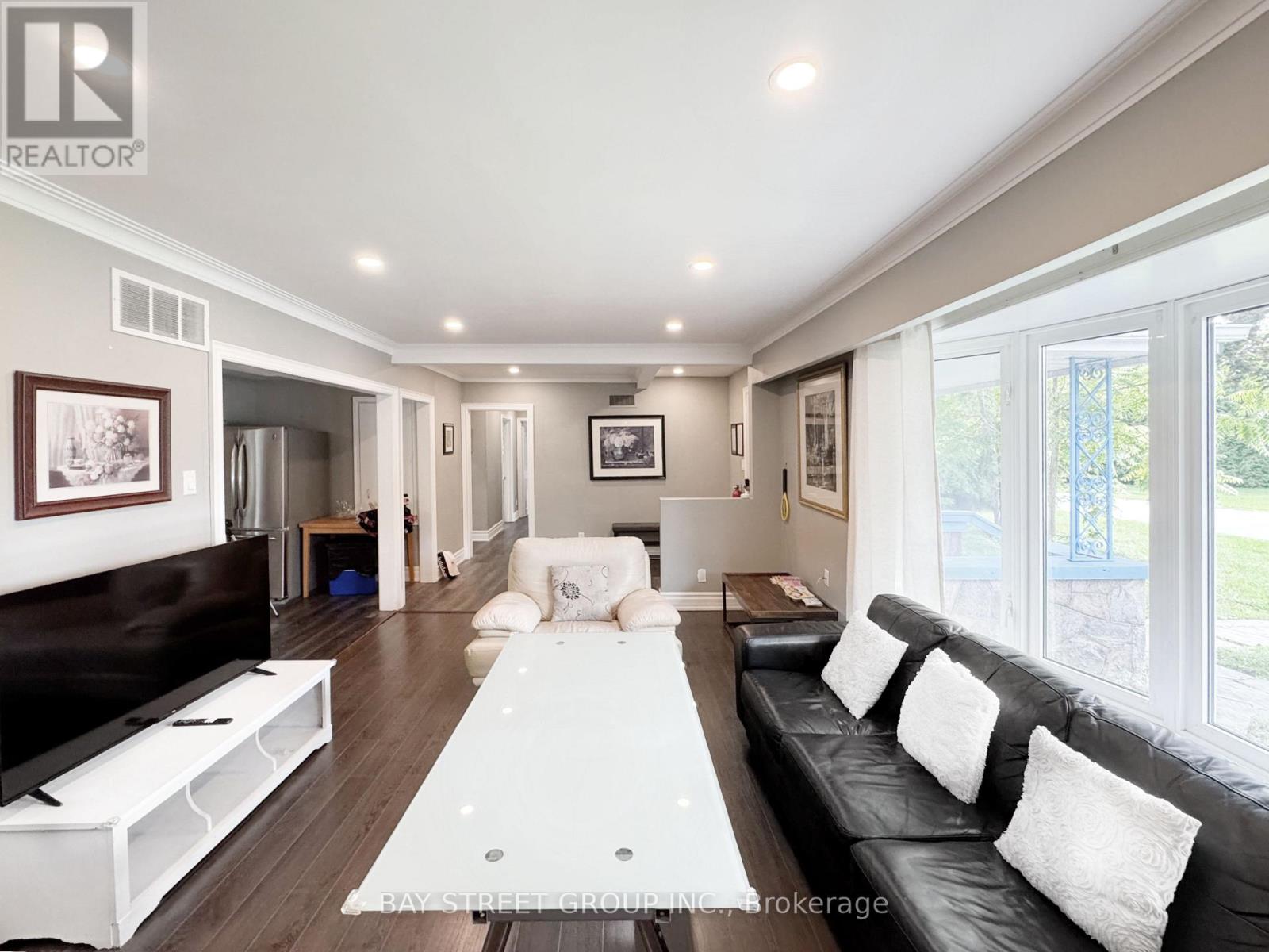 Main Floor - 8 Middle Street, Georgina, Ontario  L0E 1R0 - Photo 10 - N12393016