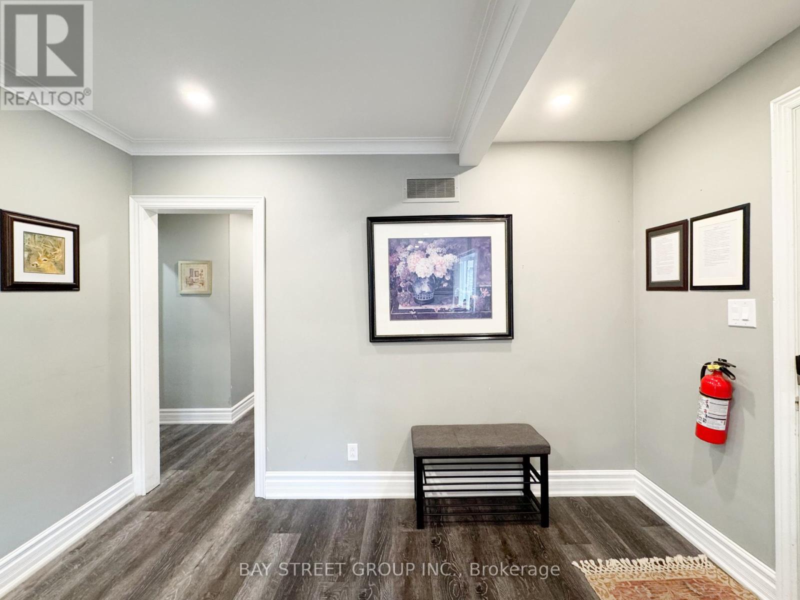 Main Floor - 8 Middle Street, Georgina, Ontario  L0E 1R0 - Photo 5 - N12393016