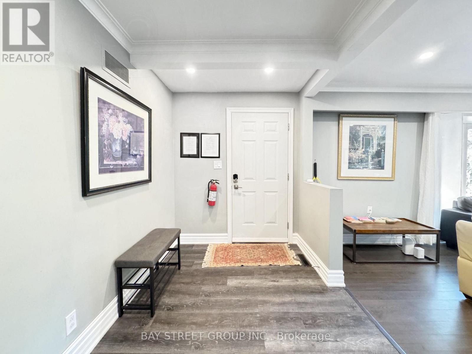 Main Floor - 8 Middle Street, Georgina, Ontario  L0E 1R0 - Photo 6 - N12393016