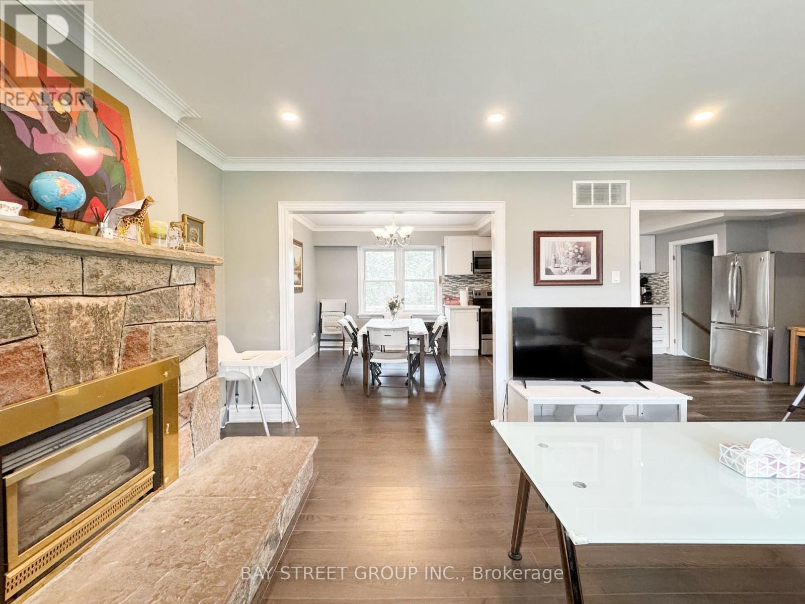 Main Floor - 8 Middle Street, Georgina, Ontario  L0E 1R0 - Photo 8 - N12393016