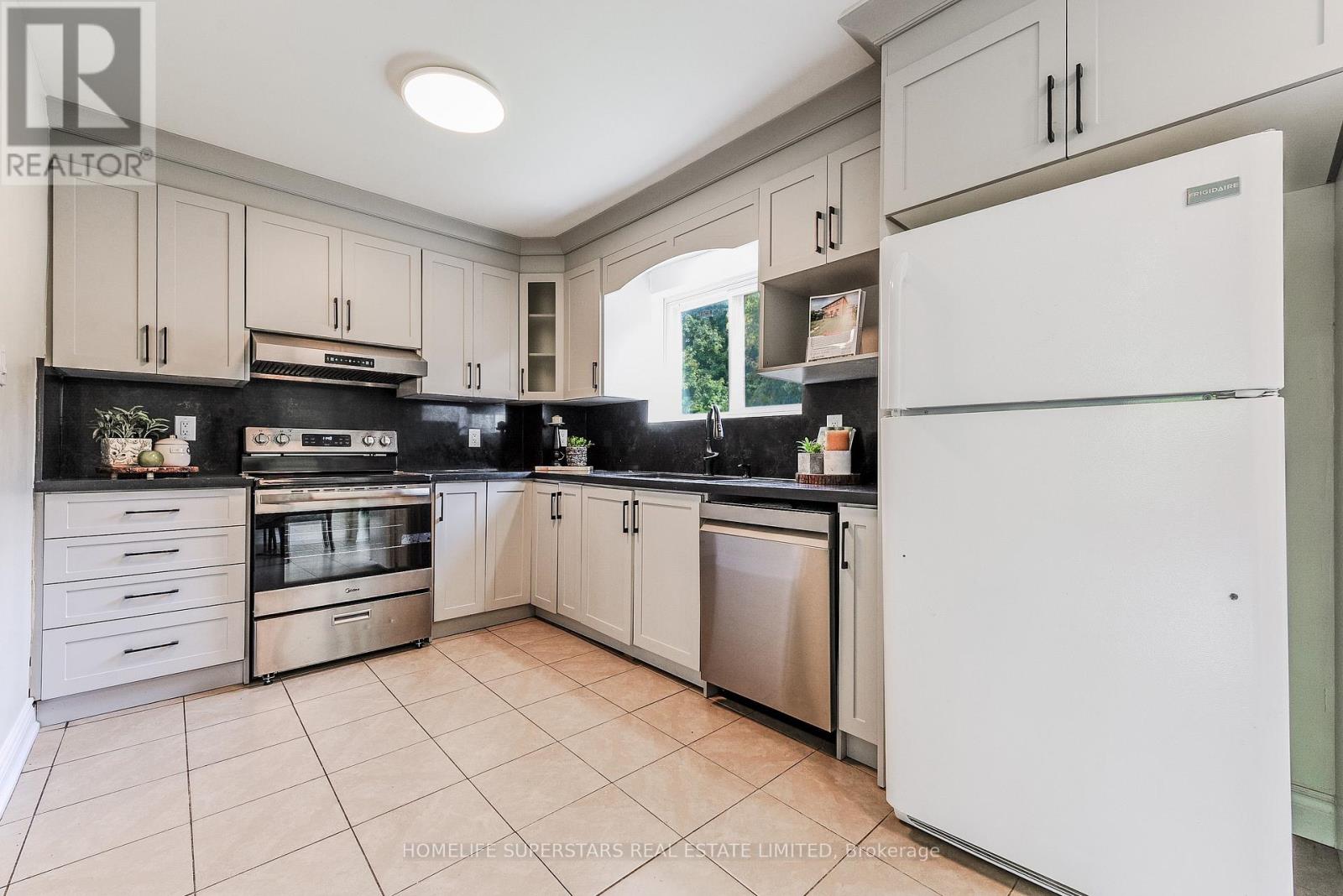 3 Lightwood Drive, Toronto (Thistletown-Beaumonde Heights), Ontario  M9V 2Z1 - Photo 11 - W12393034