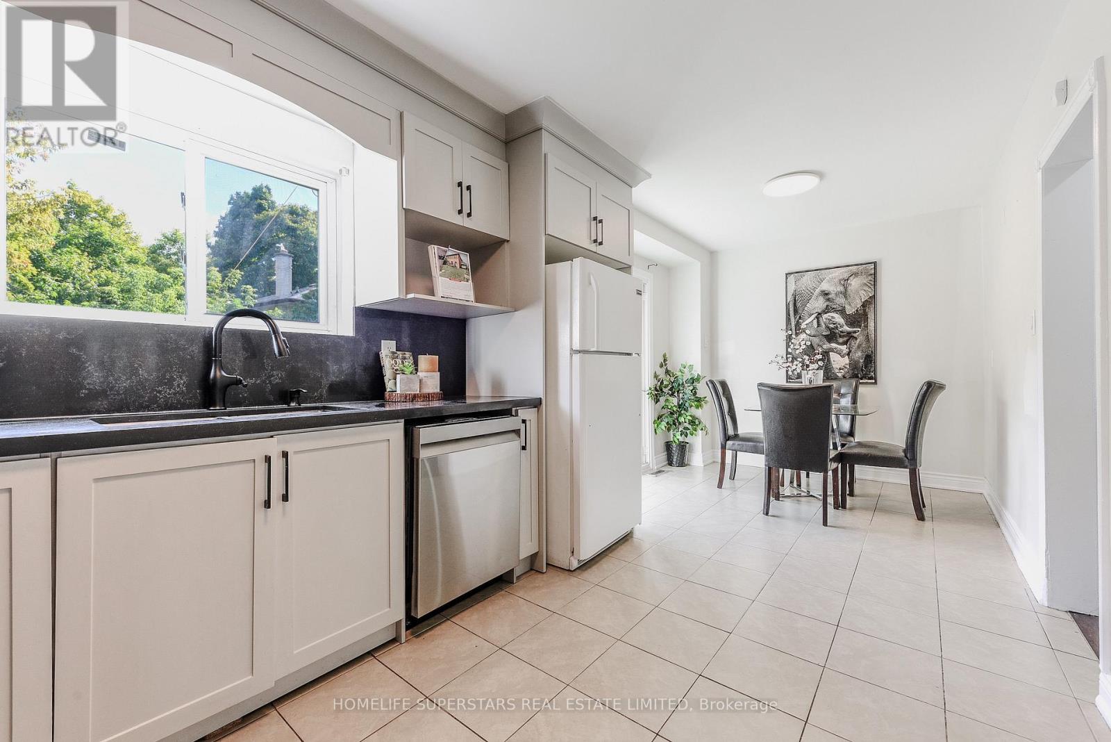 3 Lightwood Drive, Toronto (Thistletown-Beaumonde Heights), Ontario  M9V 2Z1 - Photo 12 - W12393034