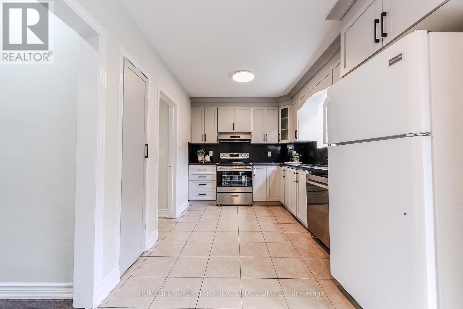 3 Lightwood Drive, Toronto (Thistletown-Beaumonde Heights), Ontario  M9V 2Z1 - Photo 13 - W12393034