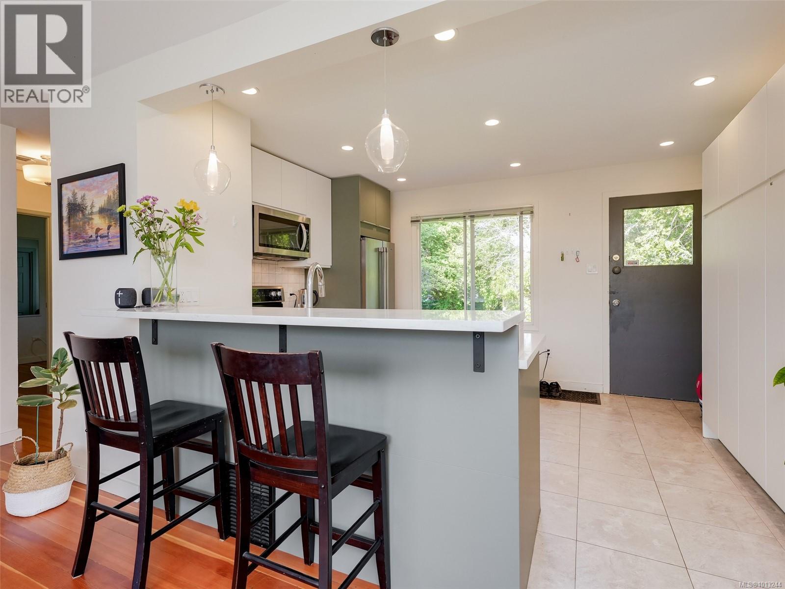 1728 Foul Bay Rd, Victoria, British Columbia