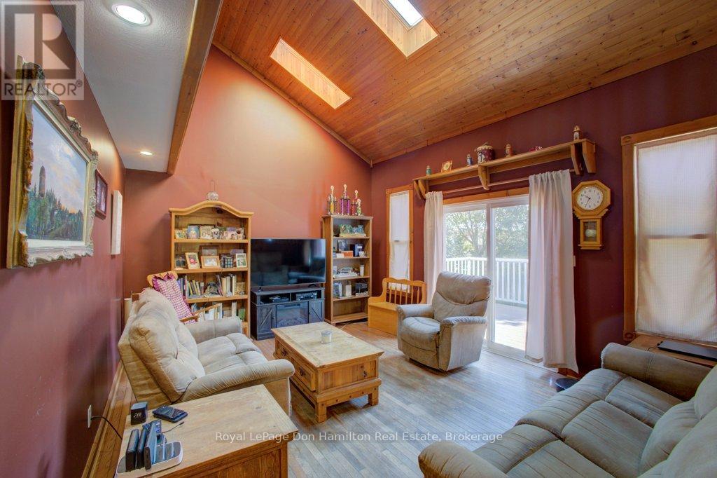 8298 8 Concession, Mapleton, Ontario  N0G 2K0 - Photo 8 - X12393089