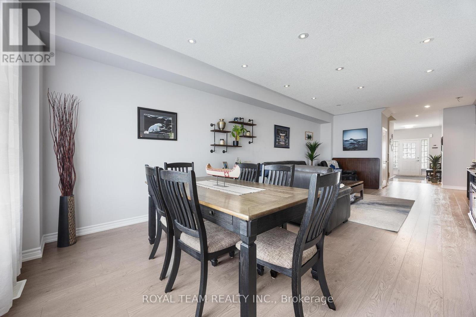 218 Richardson Crescent, Bradford West Gwillimbury, Ontario  L3Z 0R6 - Photo 10 - N12393054