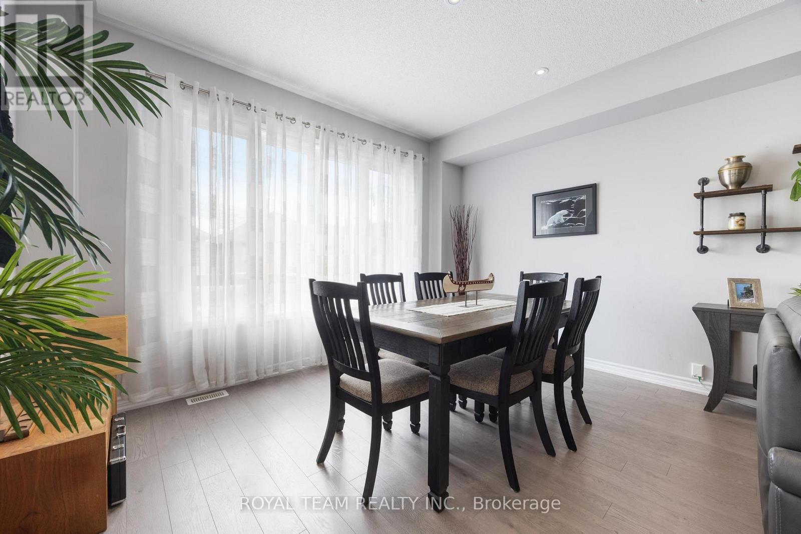 218 Richardson Crescent, Bradford West Gwillimbury, Ontario  L3Z 0R6 - Photo 11 - N12393054