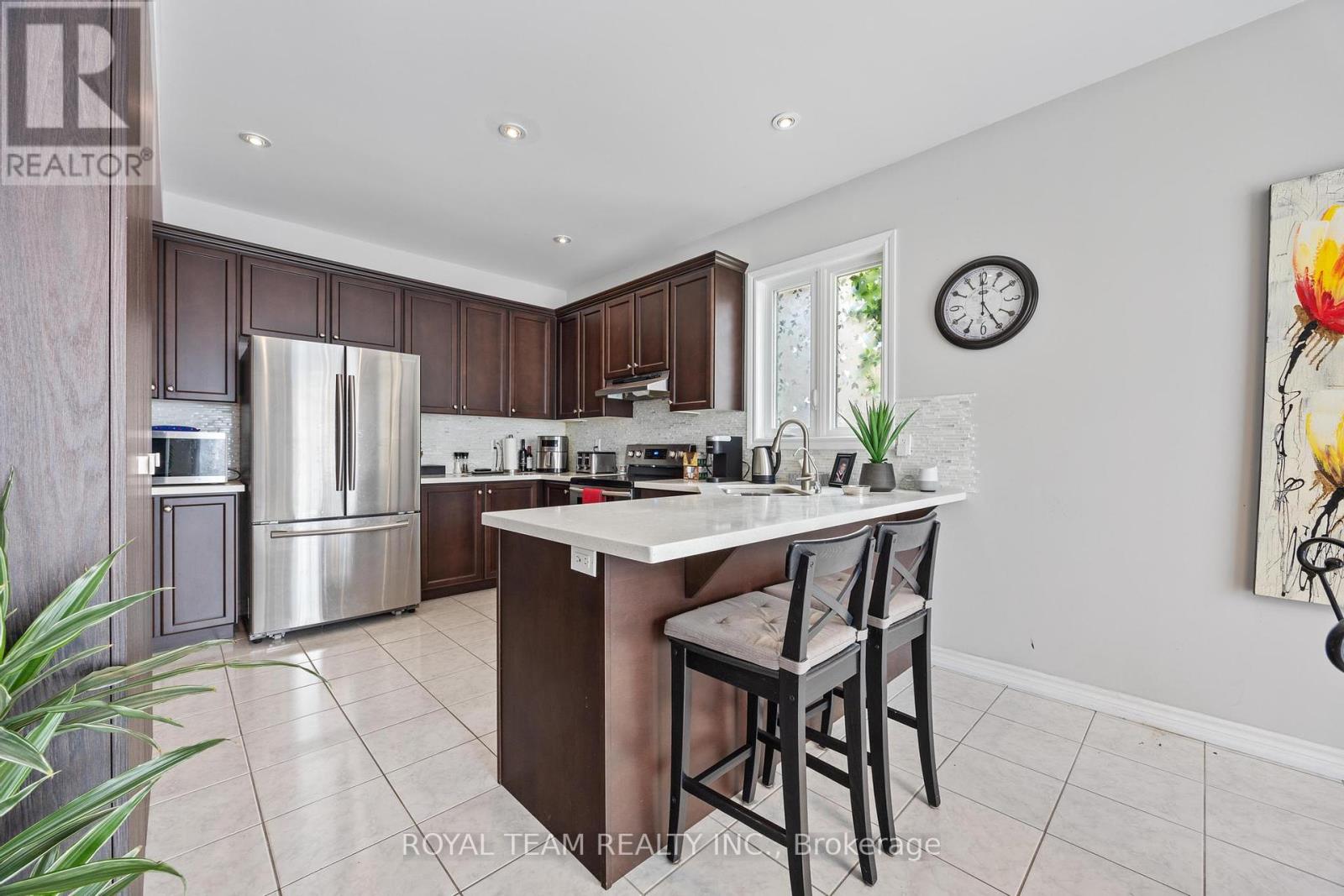 218 Richardson Crescent, Bradford West Gwillimbury, Ontario  L3Z 0R6 - Photo 14 - N12393054