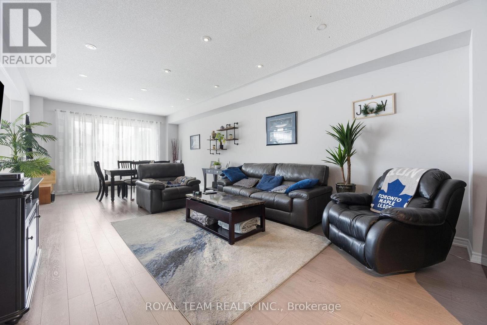 218 Richardson Crescent, Bradford West Gwillimbury, Ontario  L3Z 0R6 - Photo 6 - N12393054