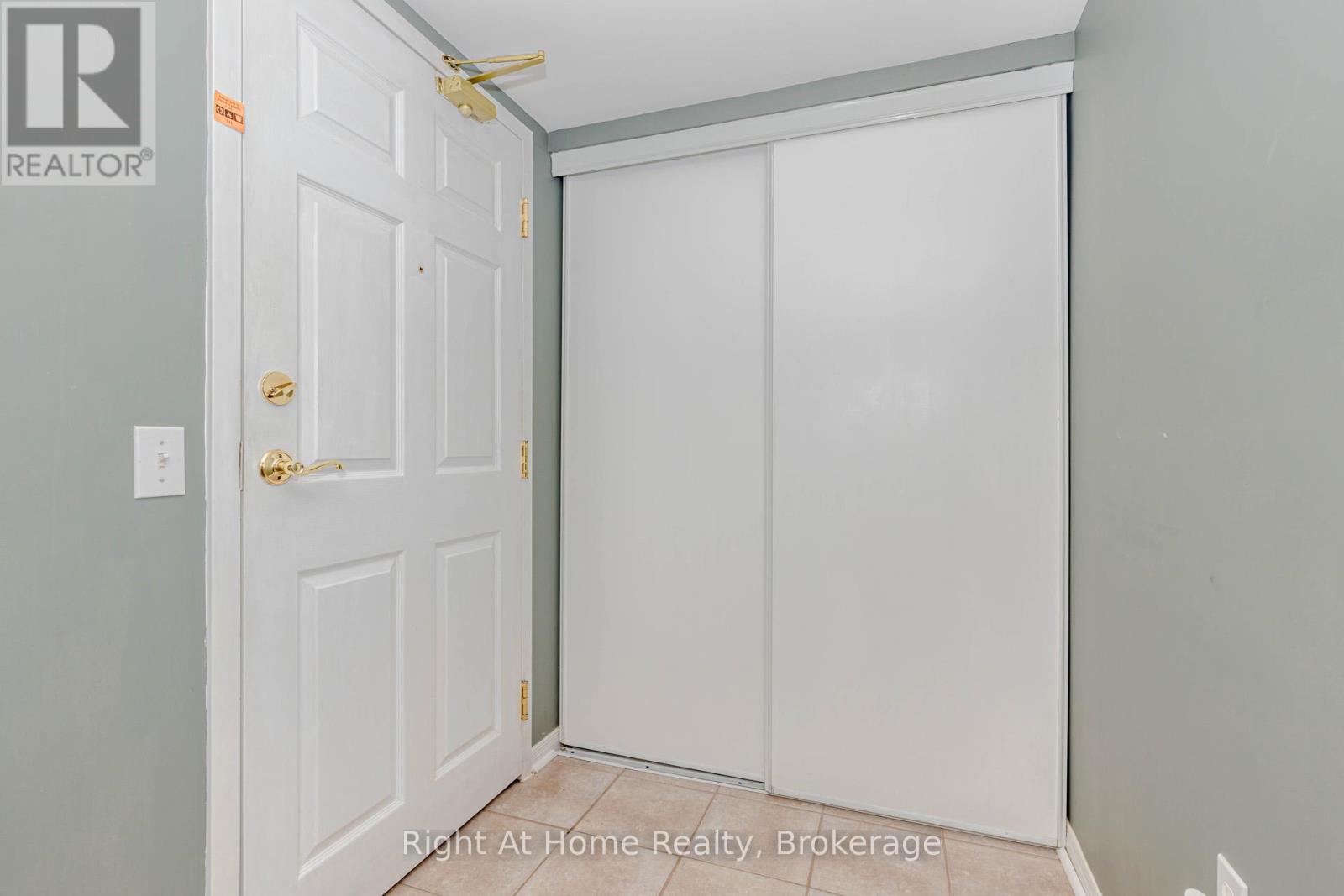 203 - 137 Martin Street, Milton, Ontario  L9T 5H4 - Photo 4 - W12393095