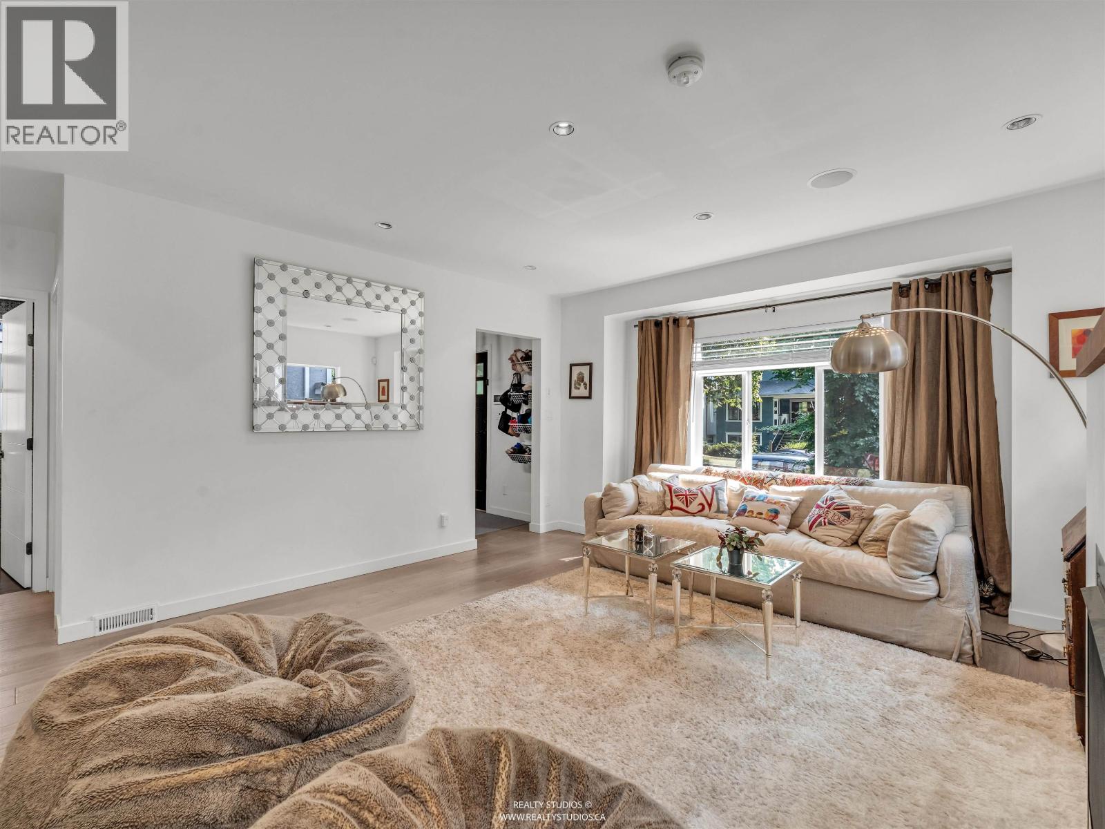 Property at 661 W 20TH AVENUE image 4