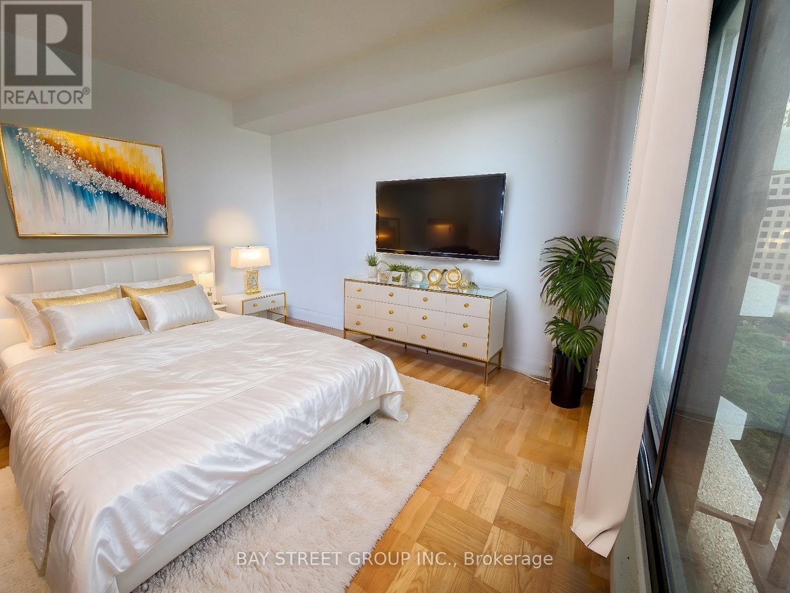 1305 - 65 Harbour Square, Toronto, Ontario  M5J 2L4 - Photo 6 - C12392531