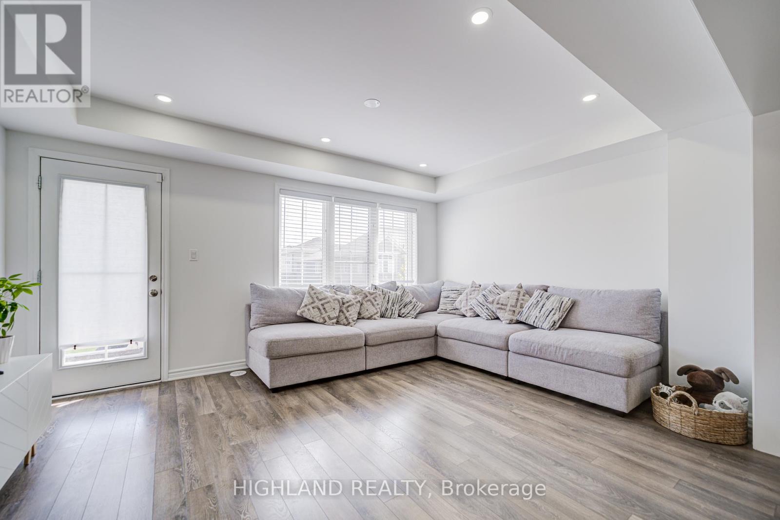 283 Murlock Heights, Milton, Ontario  L9E 1C2 - Photo 10 - W12393125