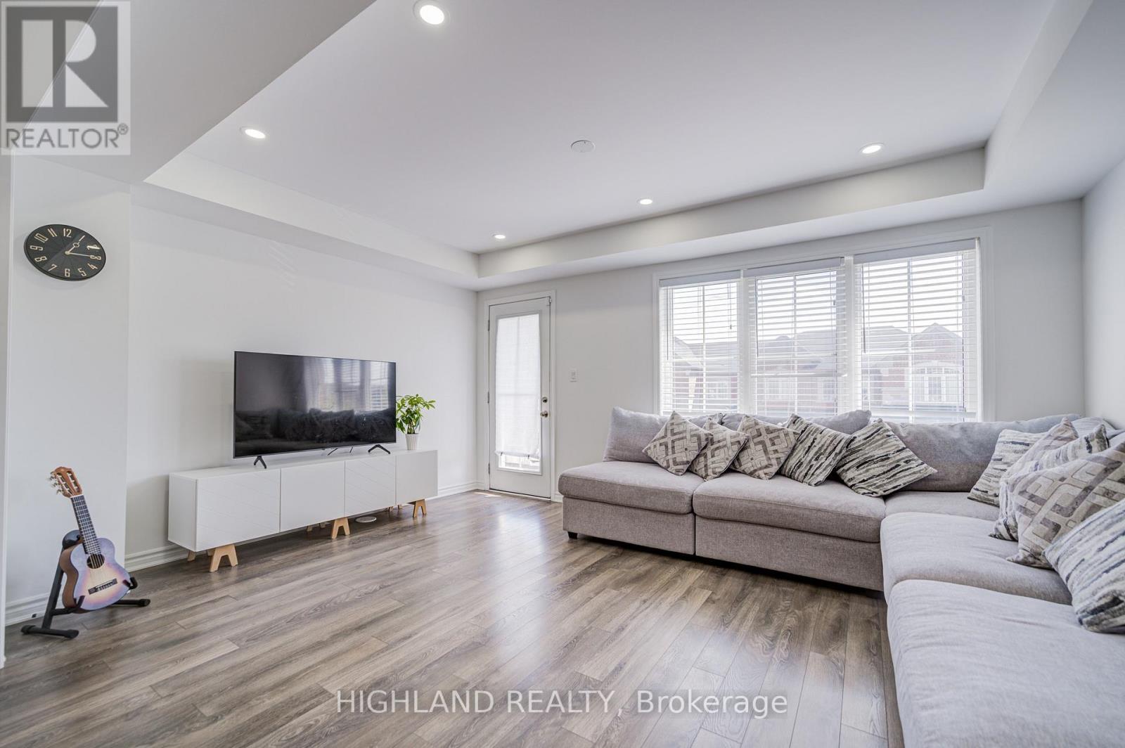 283 Murlock Heights, Milton, Ontario  L9E 1C2 - Photo 11 - W12393125
