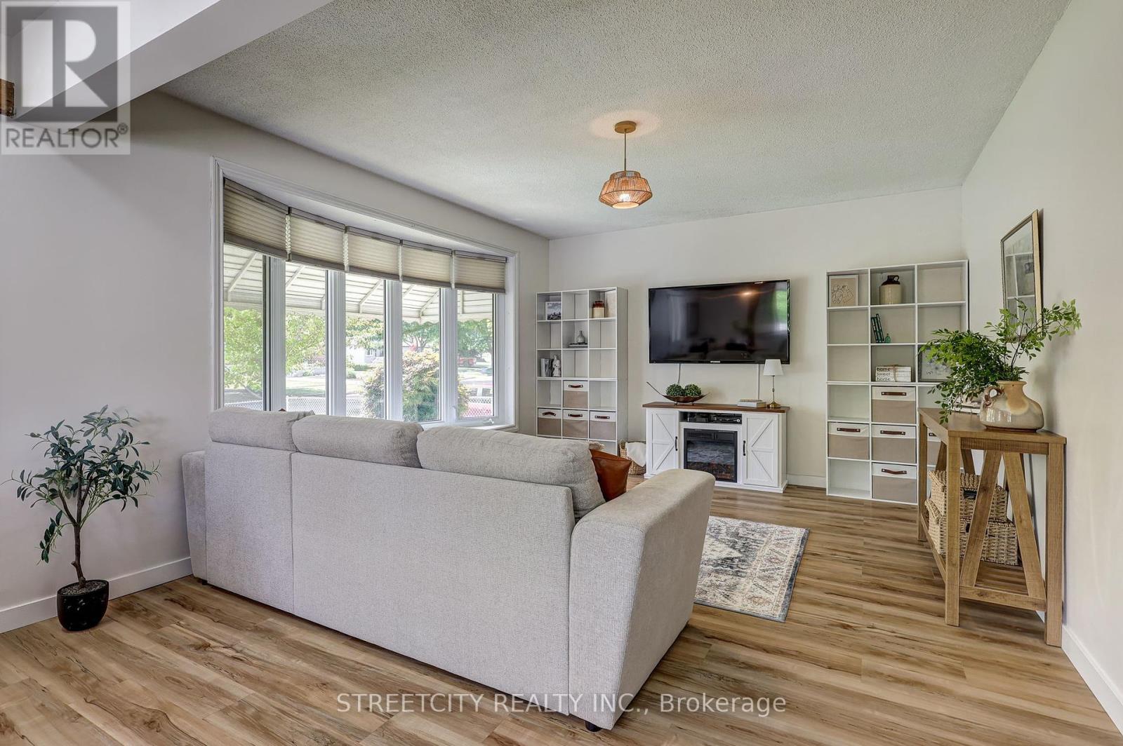 260 Tweedsmuir Avenue, London East, Ontario  N5W 1L3 - Photo 10 - X12388899