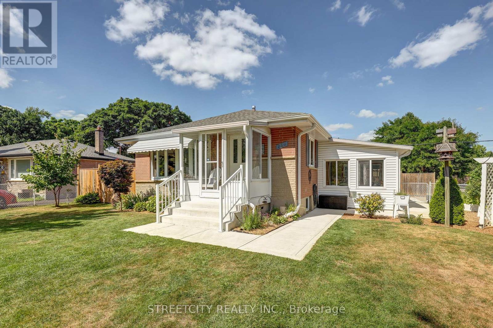260 Tweedsmuir Avenue, London East, Ontario  N5W 1L3 - Photo 2 - X12388899